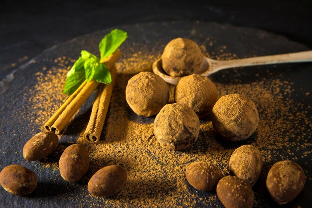 Chocoladetruffel Chocoladesnoepjes op tafel met munt en vanille