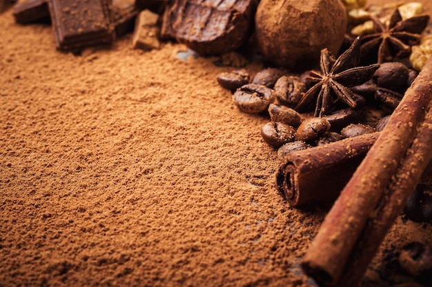 Chocoladetruffel, Truffelchocoladesuikergoed met cacaopoeder.Zelfgemaakte balletjes van verse energie met chocolade.Gourmet truffels gemaakt door chocolatier.Hunks van chocolade en koffiebonen, kopie ruimte