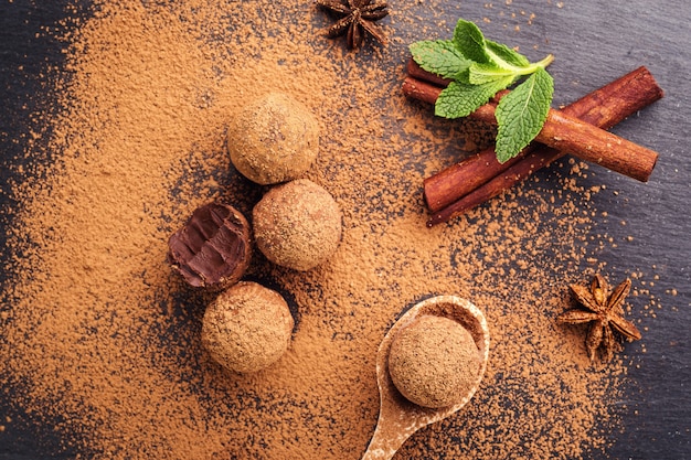 Chocoladetruffel, Truffelchocoladesuikergoed met cacaopoeder.Zelfgemaakte balletjes van verse energie met chocolade.Gourmet truffels gemaakt door chocolatier.