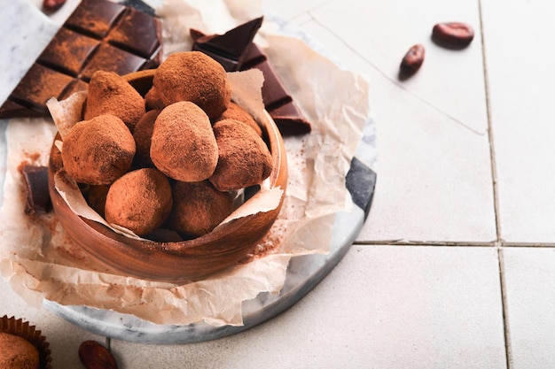 Chocoladetruffels Zelfgemaakte chocoladetruffels met cacaopoeder op glas op oude gebarsten tegeltafelachtergrond Lekkere zoete chocoladetruffels snoepjes Valentijnsdag en Moederdag concept