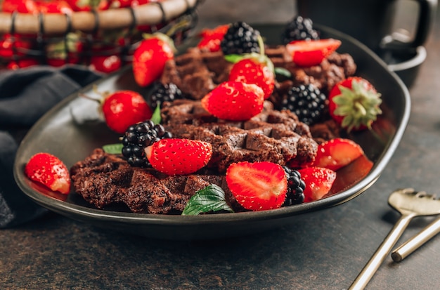 Chocoladewafels met melk en bessen als ontbijt