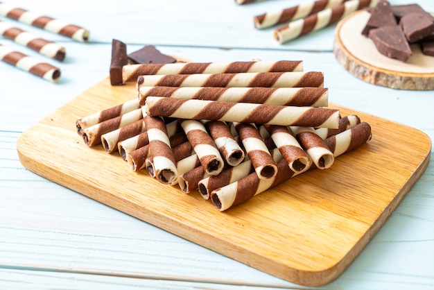 Foto chocoladewafeltjes stokbroodje op houten oppervlak