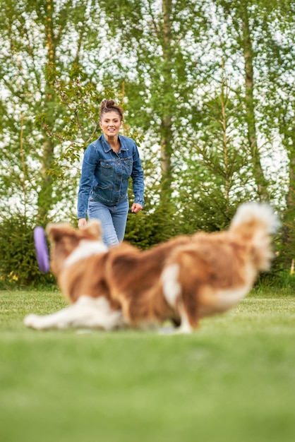 Chocoladewitte Border Collie met eigenaresse