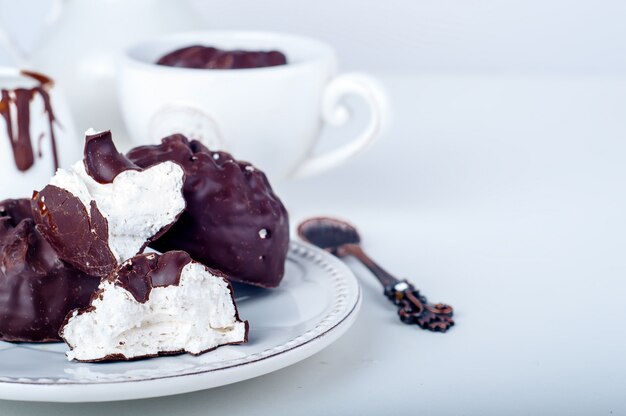 Chocoladezefier en kopje koffie