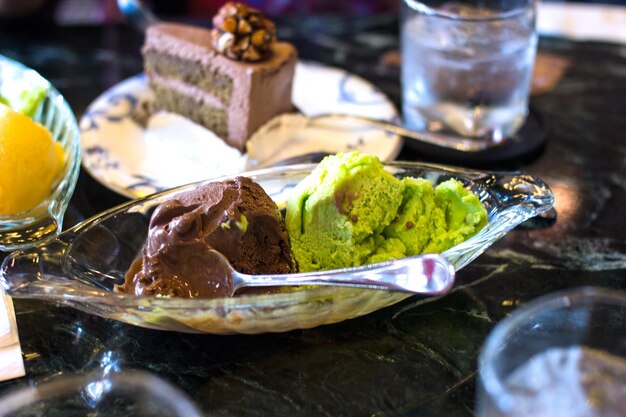 写真 チョコレートとリンゴのアイスクリーム