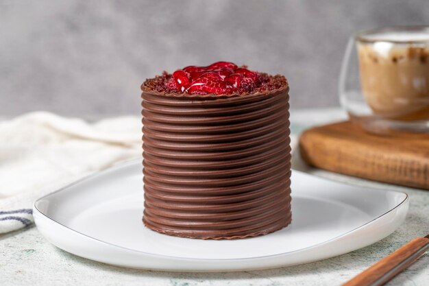 Фото Шоколадный и малиновый торт кондитерские изделия торт с шоколадным покрытием на сером фоне
