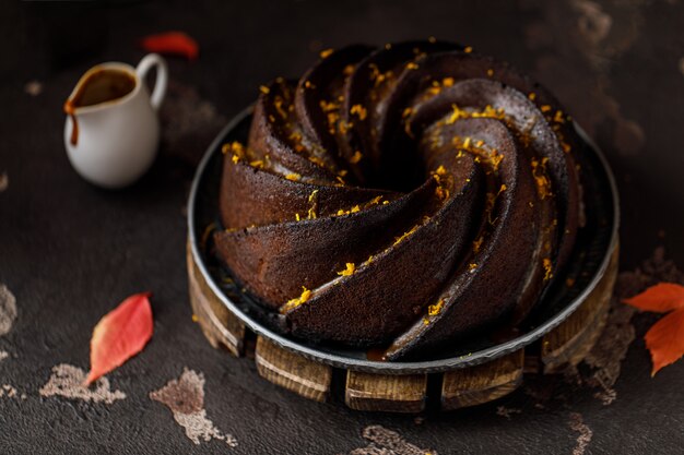 Foto torta autunnale al cioccolato con scorza d'arancia. torta autunnale