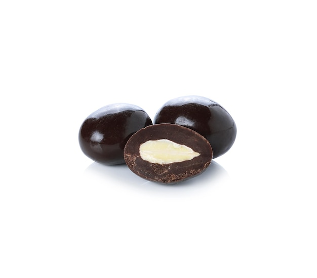 白い背景のチョコレートボール