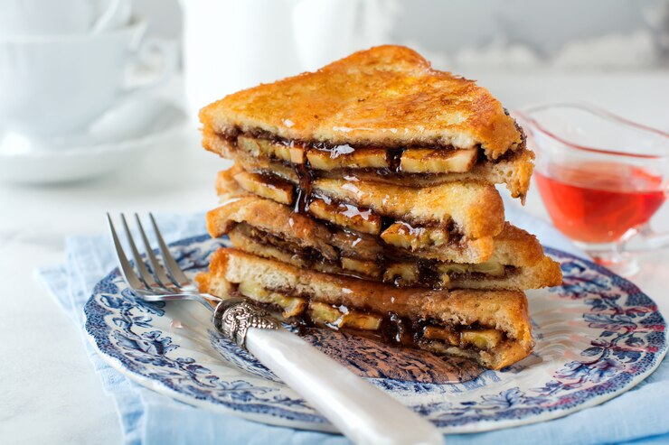 Photo chocolate banana french toast on a light