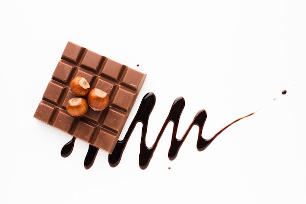 Foto barretta di cioccolato con castagne