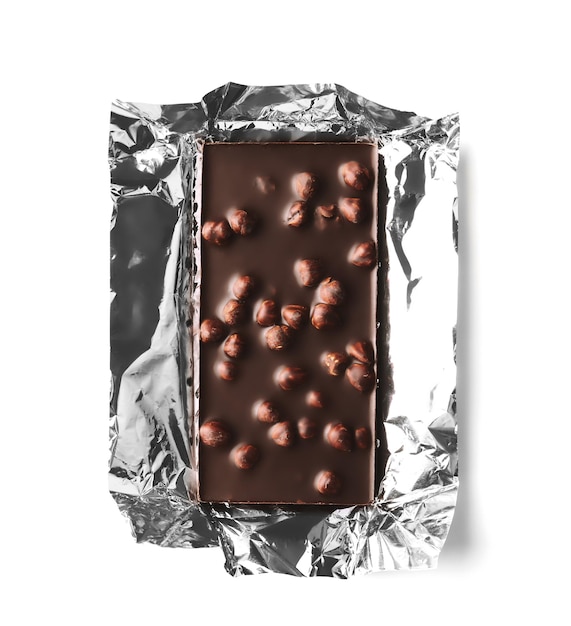 Фото Шоколадный батончик с орехами в фольге, изолированный на белом