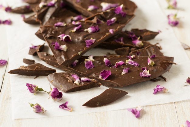 Chocolate bar with rose petals