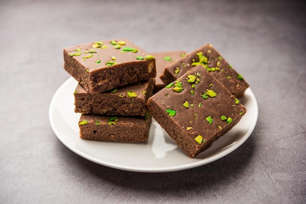 Photo chocolate barfi or choco burfi cake a tweak to indian dessert or sweet for festivals