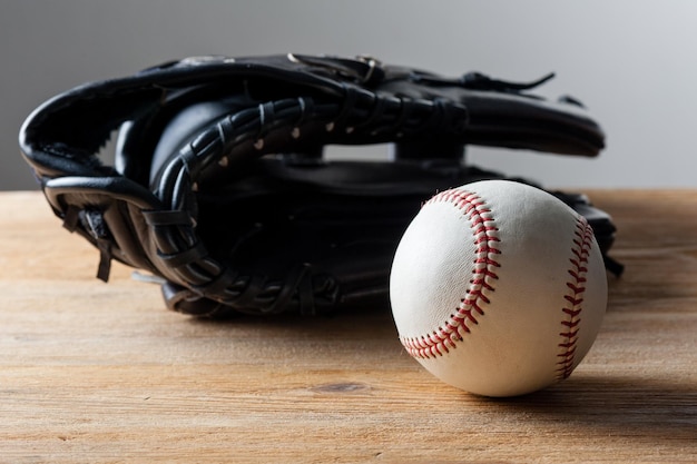 Palle da baseball al cioccolato con guanto da baseball in background sul concetto di sport a bordo di legno