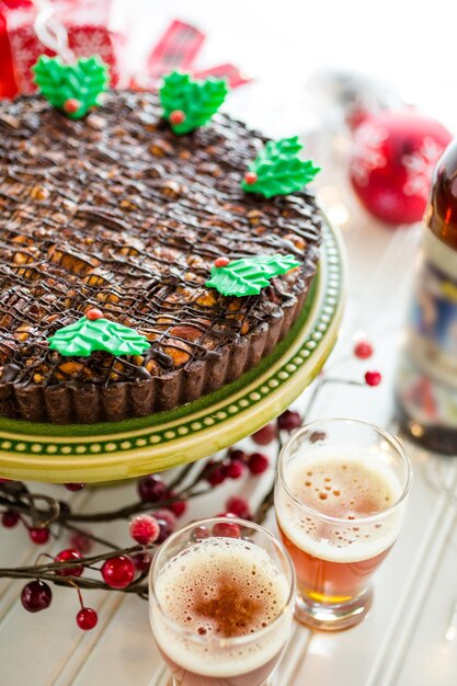 チョコレートビールとワインの組み合わせ。クリスマスのためのビールとくるみ割り人形の甘いタルト。