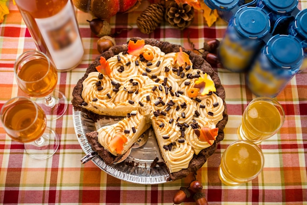 チョコレートビールとワインの組み合わせ。感謝祭のためのビールとワインとホワイトチョコレート塩キャラメルパンプキンクリームパイ。