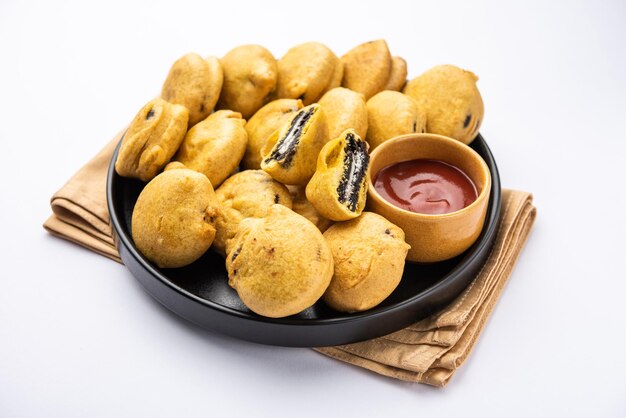 Photo chocolate biscuit pakora pakodas or fritters creative indian teatime snack