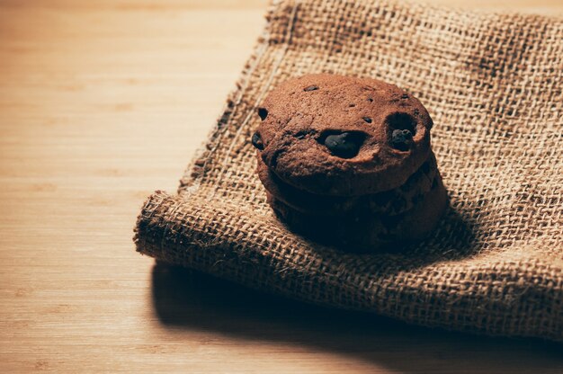 Photo chocolate biscuits with chips on table