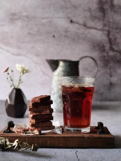 Foto biscotti al cioccolato con tè