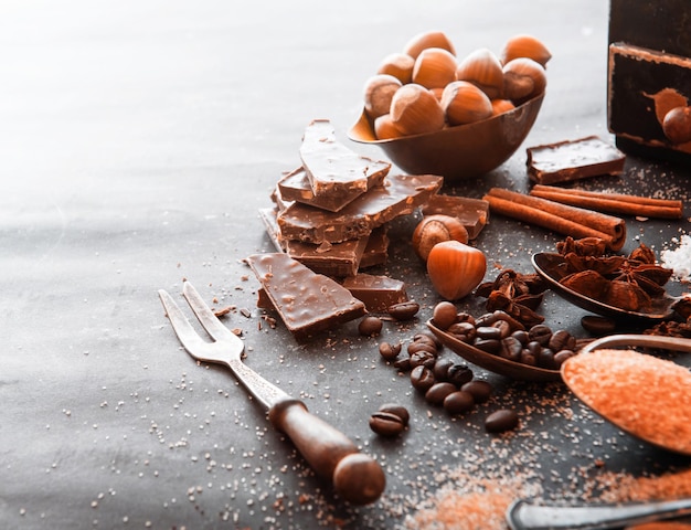 Foto cioccolato su un tavolo nero