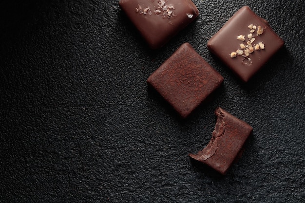 검은 배경에 트러플이 있는 초콜릿 봉봉
