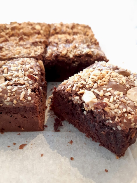 Foto pezzi di brownie al cioccolato con noci sul libro bianco da vicino