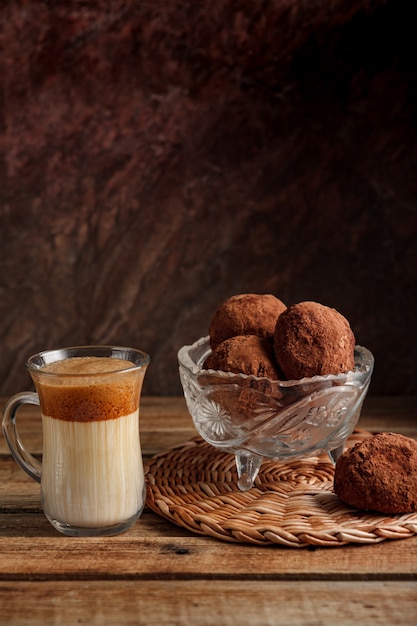 Foto patate brownie al cioccolato in un vaso di cristallo e caffè dalgon su un bellissimo sfondo strutturato