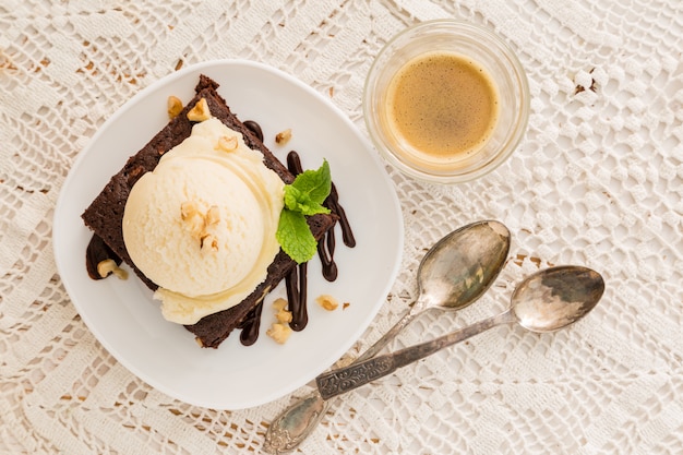 写真 バニラアイスクリーム、ナッツ、ミント入りチョコレートブラウニー