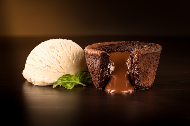 Foto brownie al cioccolato con gelato alla vaniglia