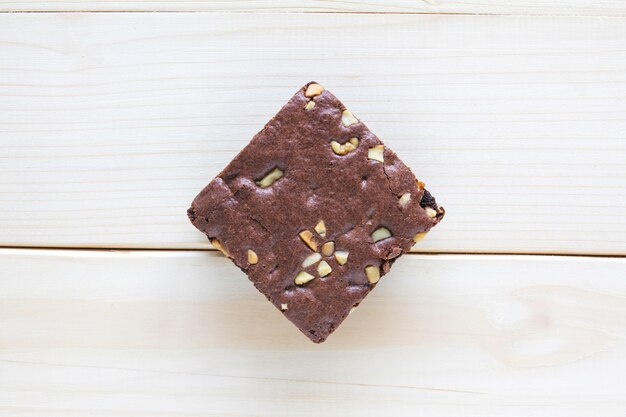 Foto brownie al cioccolato su fondo in legno