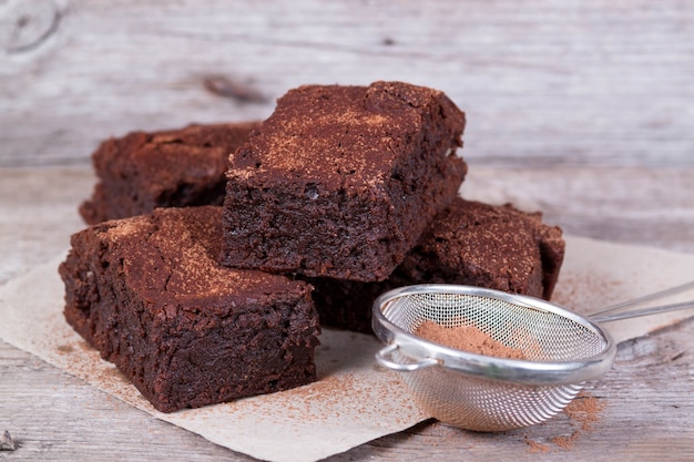 Brownie al cioccolato su tavola di legno