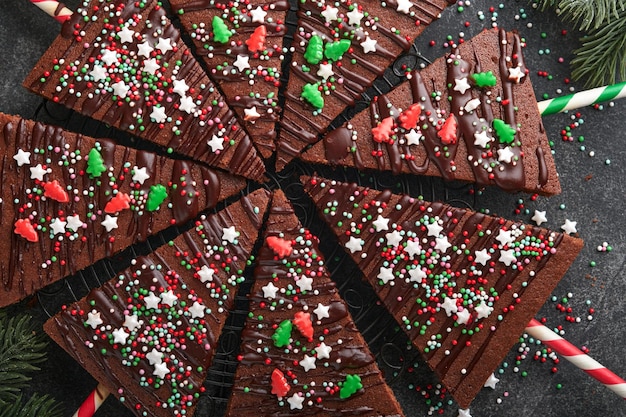 Chocolate brownies christmas tree with chocolate icing and
festive sprinkles on stone table christmas food ideas sweet
homemade christmas holidays pastry concept holiday cooking concept
top view