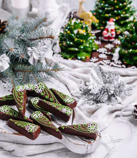 녹색 장식이 있는 크리스마스 트리 모양의 초콜릿 브라우니