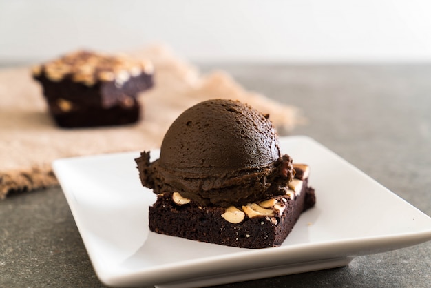 Brownies al cioccolato con gelato al cioccolato