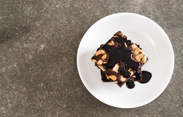 チョコレートソース添えのチョコレートブラウニー