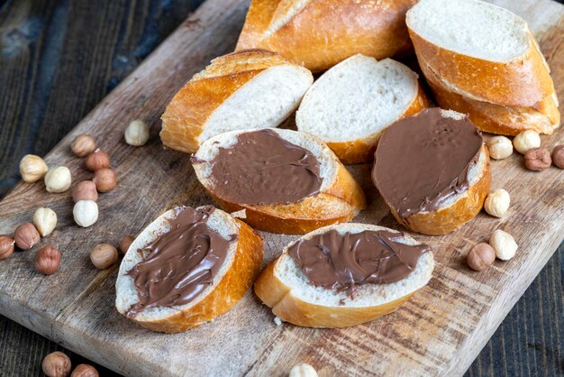 Burro al cioccolato spalmato su una baguette da vicino