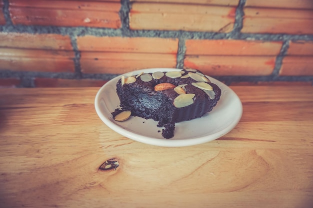 Photo chocolate cake in bowl on table