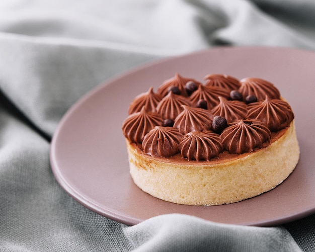 Photo chocolate cake on a ceramic plate