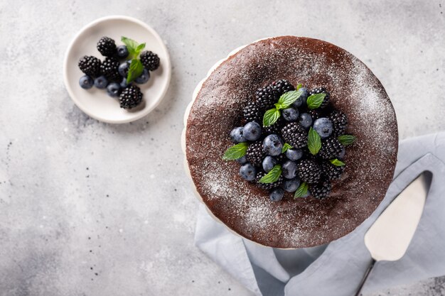 ブラックベリーとブルーベリーで飾られたチョコレートケーキ