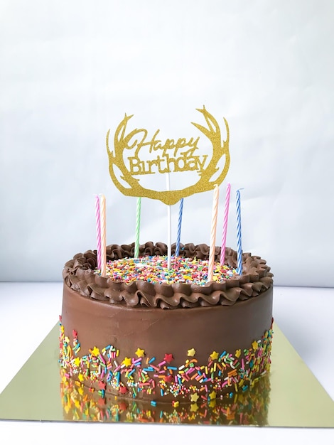 Шоколадный торт, украшенный разноцветной сахарной посыпкой