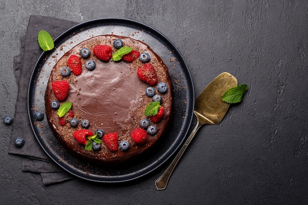Десерт из шоколадного торта со свежими ягодами