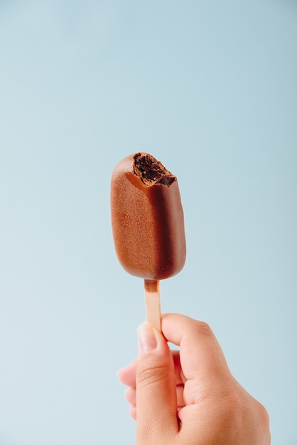 Torta al cioccolato sotto forma di gelato su un bastoncino