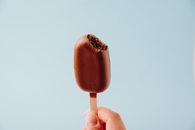 スティック上のアイスクリームの形のチョコレートケーキ