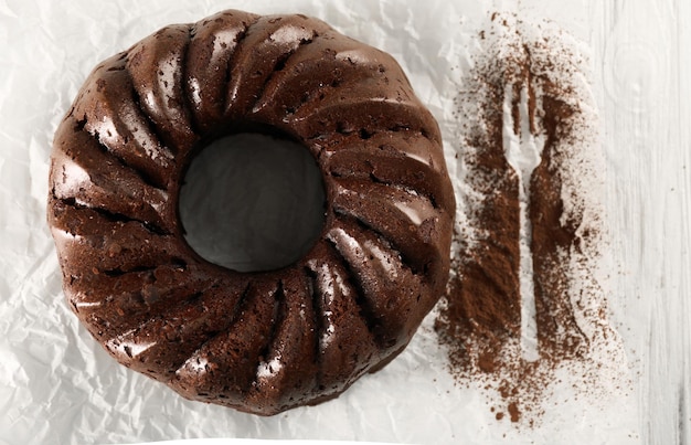 Foto torta al cioccolato su carta vista dall'alto