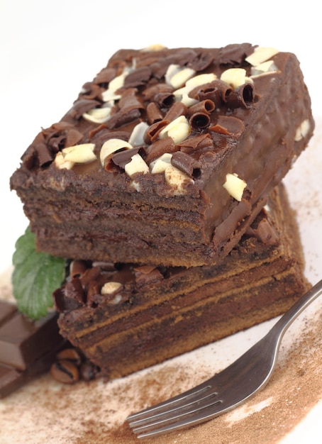 шоколадный торт на тарелке