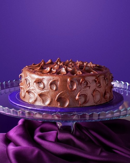 Foto torta al cioccolato su sfondo viola