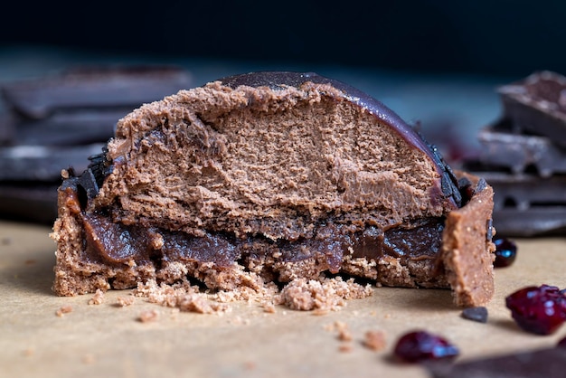 Шоколадный торт с воздушным бисквитом и шоколадной начинкой