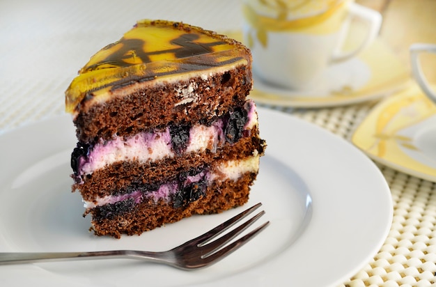 Torta al cioccolato con frutti di bosco e uno strato di marmellata