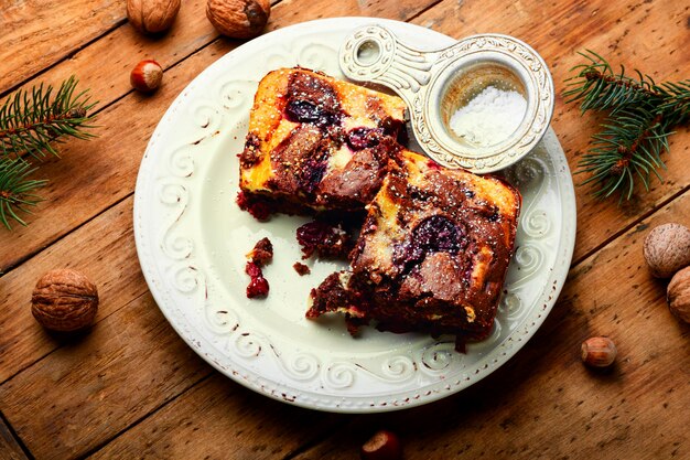 Torta al cioccolato con brownie ai frutti di bosco