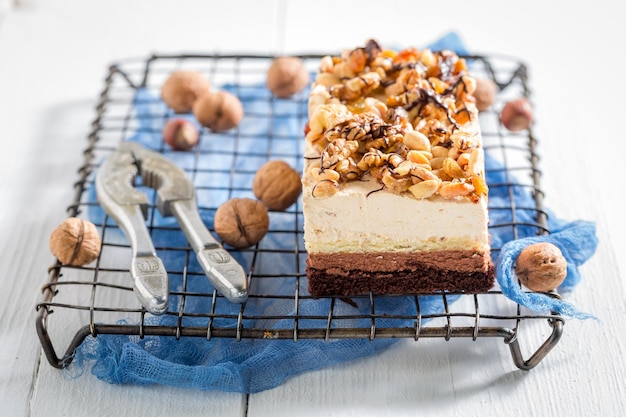 ブラックカラントナッツとクリームのチョコレートケーキ